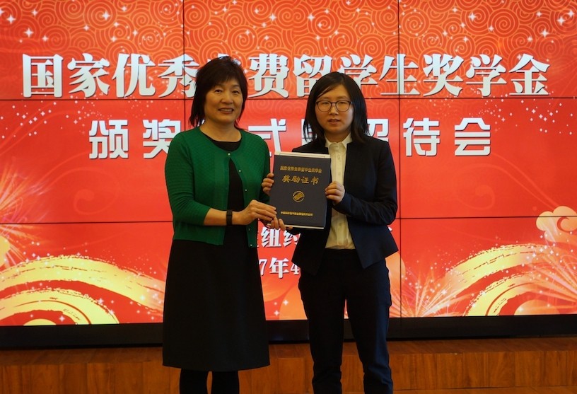 Qiyue Zhang from the Chinese Consulate General in NYC (left) presented the award certificate to Dr. Tian (right)